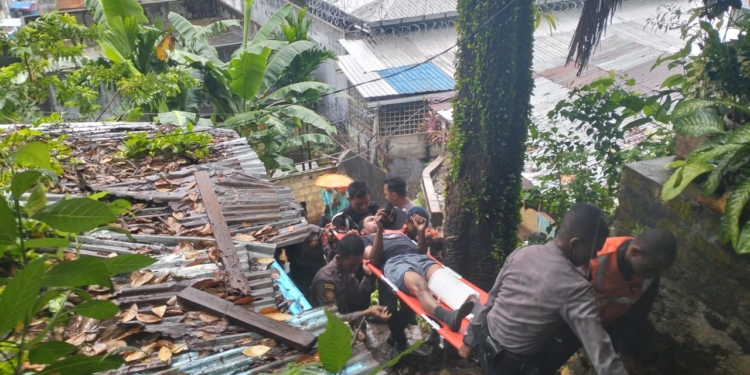 Polda Papua Lewat Personel OLC 2024 Berhasil Evakuasi Warga Sipil yang Alami Kesulitan Karna Fisik