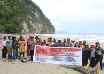Polsek Muara Tami Polda Papua Laksanakan Kerja Bakti di Pantai Wisata Tangwatu Skouw Yambe