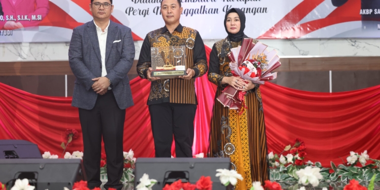 Pisah Sambut Kapolres Nabire, PJ Gub Anwar Damanik Apresiasi Kinerja Dan Dedikasi Mantan Kapolres Wahyudi Bintoro