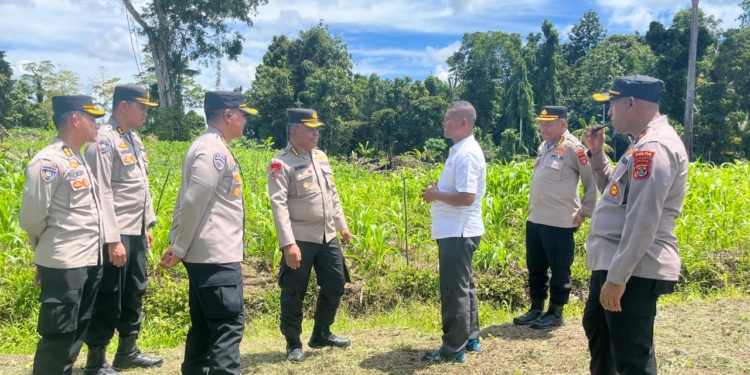 Kombes Pol Jermias Rontini, S.I.K Irwasda Polda Papua Tinjau Program Lahan Ketahanan Pangan Kelompok Agro Makmur