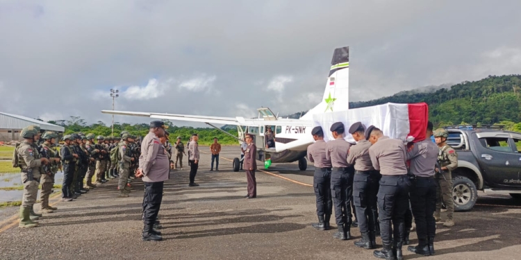 Pelepasan dan Pemberangkatan Jenazah Brigpol Anumerta Iqbal Anwar Arif di Hadiri Kapolres Yalimo Polda Papua