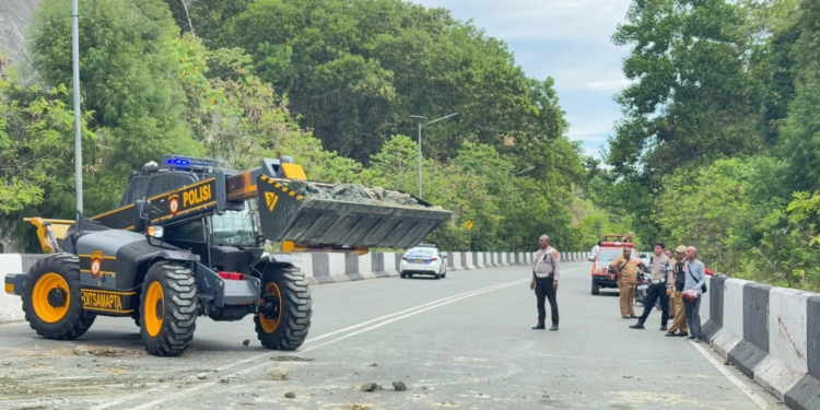 Polresta Jayapura Kota Gerak Cepat Respon Lokasi Longsor Di Jalan Ring Road