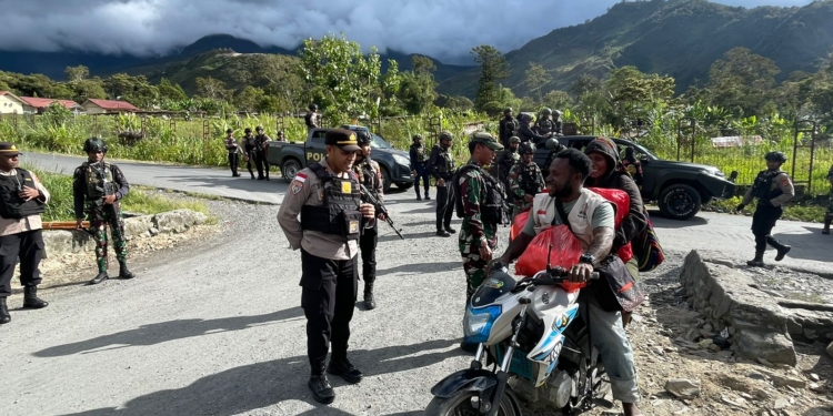 Patroli Gabungan TNI-Polri di Puncak Jaya, Maksimalkan Keamanan,Demi Memberikan Kenyamanan Kepada Warga