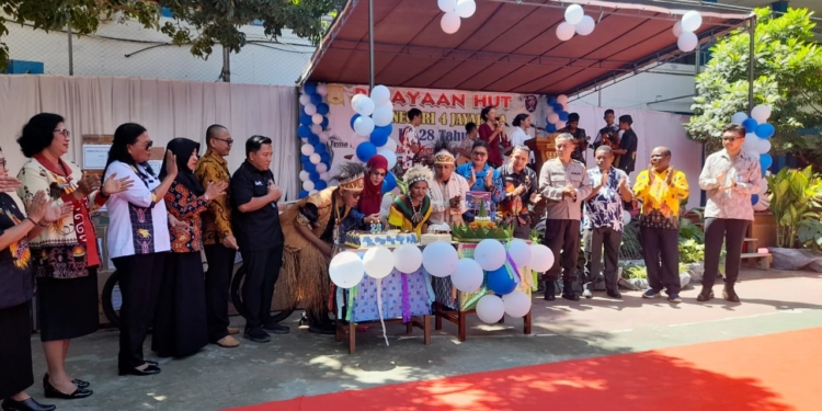 Maknai HUT Ke – 28 SMAN 4 Jayapura, Siswa dan Dewan Guru Gelar Parade Budaya Dengan Busana Adat Daerah