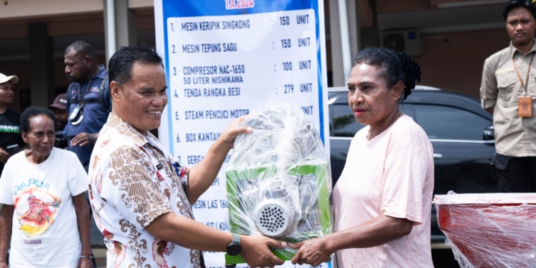 Dukung Pengembangan UKM Di Papua Tengah, Pemprov Papua Tengah Serahkan Bantuan Alat Industri UKM