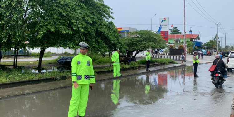Satlantas Polres Biak Polda Papua, Himbau Pengguna Jalan Berhati-Hati Saat Musim Hujan