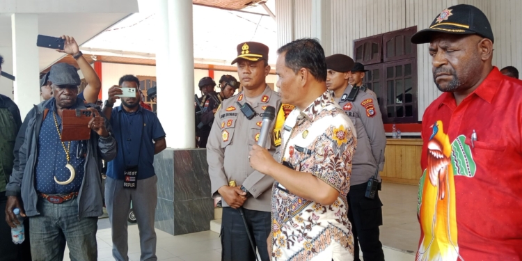 Tolak Hasil Seleksi DPRK Puncak, Puluhan Massa Datangi Kantor Gubernur Papua Tengah