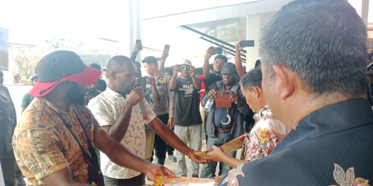 Tolak Hasil DPRK, Intelektual Puncak Datangi Kantor Gubernur Papua Tengah, Ini 8 Poin Pernyataan Sikap