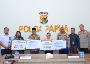 Kombes Pol Jermias Rontini, S.I.K Hadiri Pemberian Santunan Gugur Kepada Ahli Waris Personel Polda Papua
