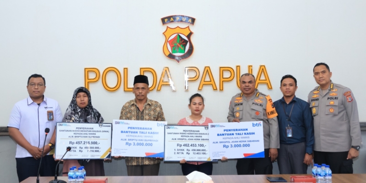 Kombes Pol Jermias Rontini, S.I.K Hadiri Pemberian Santunan Gugur Kepada Ahli Waris Personel Polda Papua