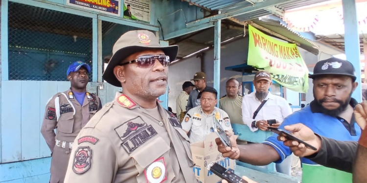 Pol PP Tertibkan Pedagang PKL, Pondok Jualan Dibahu jalan Pasar Sentral Kalibobo