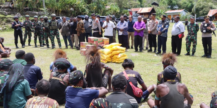 Kunjungi Puncak Jaya, Kapolda Papua Tengah Temui Pendukung Paslon 01 dan 02 Serukan Berdamai