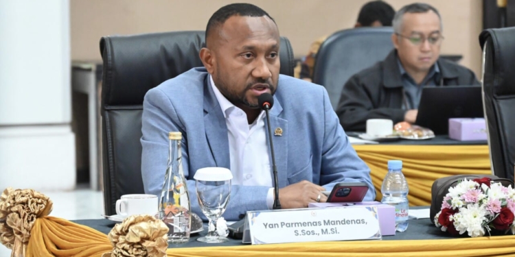 Yan Mandenas Tegaskan Program Makan Bergizi Gratis Bermanfaat Bagi Pelajar Papua