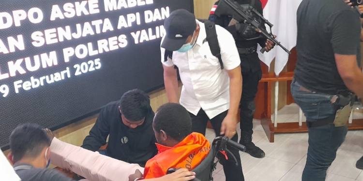 Buronan Aske Mabel di Tangkap Polisi Beserta 4 Pucuk Senjata Api Jenis AK, Kapolda Ini Berkat Dukungan Warga Setempat
