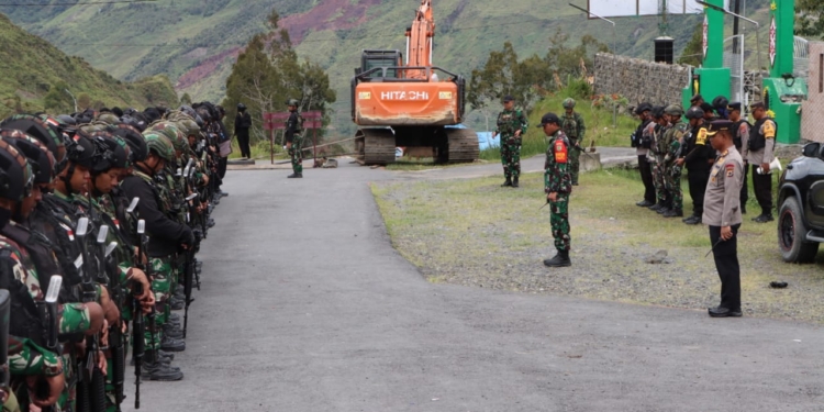 Kapolres Puncak Jaya Bersama Dandim 1714/PJ Pimpin Patroli Jalan Kaki Cipta Kondisi Jelang Putusan MK
