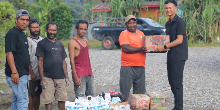 Personel Operasi Damai Cartenz 2025 Salurkan Bantuan Sembako di Yalimo, Sebagai Bentuk Kepedulian