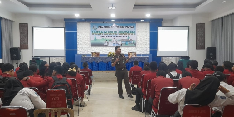 Siswa di SNK Pariwisata Papua Antusias Mengikuti Program Jaksa Masuk Sekolah