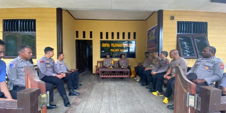 Sambangi Polsek Yaur, Kapolres Nabire Di Sambut Hangat Personil Polsek Yaur Dan Masyarakat