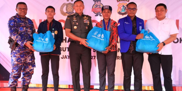 Kapolda Papua Lepas Ribuan Paket Baksos Polri Presisi, Dengan Mahasiswa dan OKP Jelang Puasa