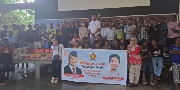 Datangi Panti Asuhan, Ketua Fraksi GAP DPR Papua Disambut Lagu Bahasa Sentani