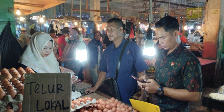 Memasuki Bulan Ramadhan, Kapolres Bersama Kasat Reskrim Cek Ketersediaan Dan Harga Sembako di Pasar Aroro – Iroro