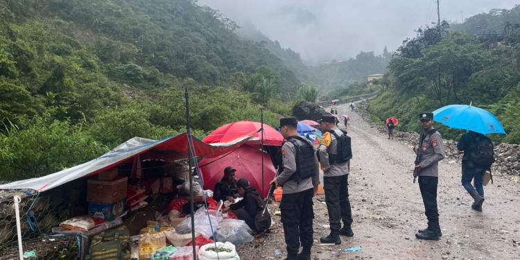 Kapolsek Tembagapura Dan Anggota Sambangi Para Pedagang di Akses Jalan Ke Arah Tembagapura, Mimika