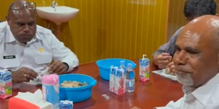 Miris, Tak Ada Satupun Piring dan Sendok di Rumah Dinas, Gubernur dan Wakil Gubernur Papua Tengah Makan Pakai Tutup Rantang