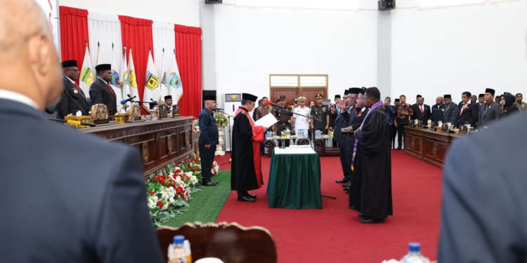 Hadir Di Pelantikan 4 Pimpinan  DPRP Papua Tengah, Gubernur Meki Nawipa Ingatkan Ini