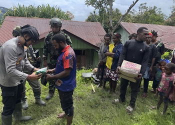 Satgas Ops Damai Cartenz-2025 Salurkan Bantuan Sembako Bagi Warga Kiwirok, Kab. PEGUBIN