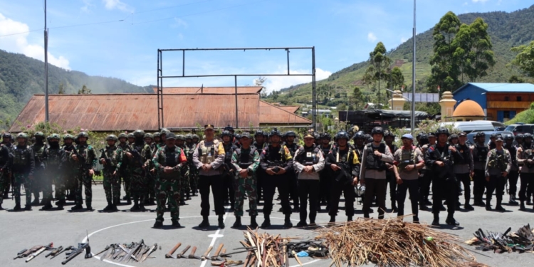 Ribuan Alat Perang Diamankan Personel Gab. TNI-Polri di Puncak Jaya
