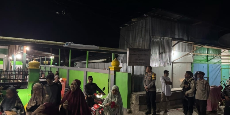 Kapolres Deiyai Polda Papua Pimpin Pengamanan Sholat Tarawih di Masjid Ash-Shiddiq Waghete