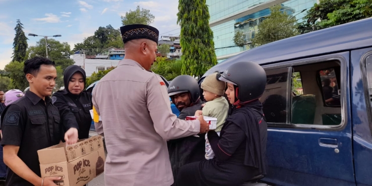 Kapolresta dan Kabid Humas Bagi Takjil Bersama Insan Pers Wujudkan Tali Persaudaraan dan Silahturahmi