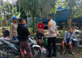 Pastikan Situasi Aman, Kapolsek Angkaisera Turun Langsung ke Masyarakat di Pasar Menawi Serui