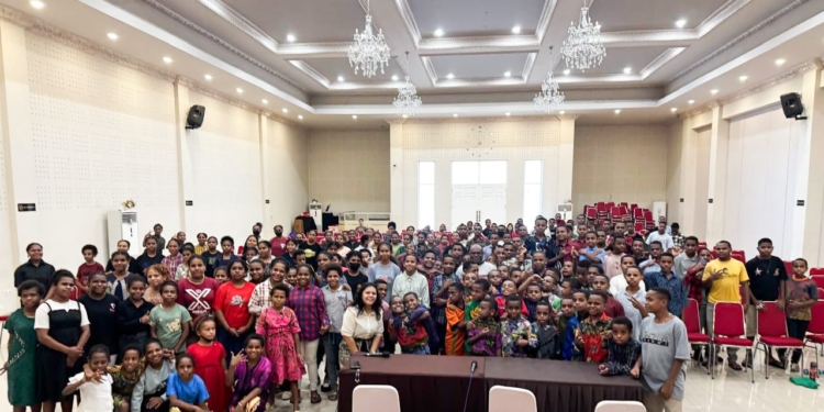 Gubernur Meki Nawipa Kunjungi Pelajar Asal Papua Tengah Di Sekolah GenIUS Karawaci Tangerang