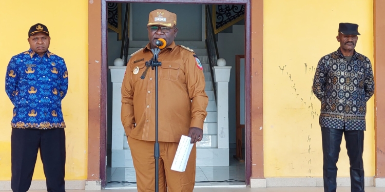 Pimpin Apel Pagi, Wabup Dogiyai Tekankan Pentingnya Keseragaman Atribut ASN Dan Pelayanan Publik