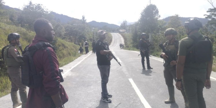 Respons Sigap Satgas Damai Cartenz : Evakuasi Korban dan Pengejaran Pelaku Penembakan