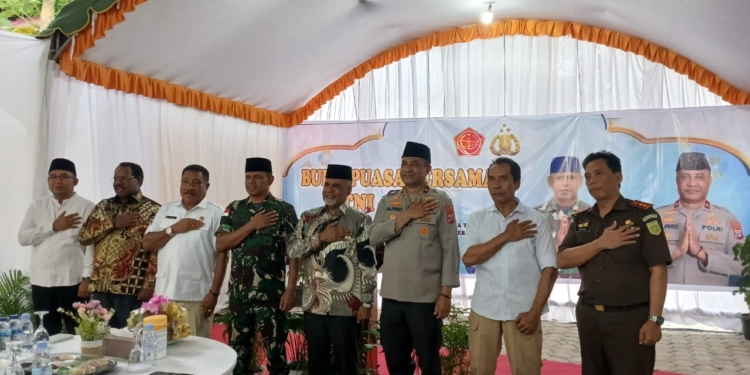 Buka Bersama TNI/Polri, Wagub Papua Tengah Deinas Geley