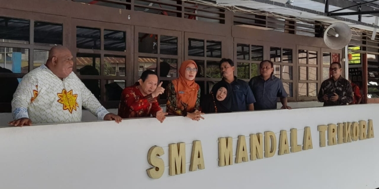 Sekda Kota Tinjau Pelaksanaan UNBK Thn 2024/25 di SMA Mandala Trikora Jayapura, di Ikuti 134 Siswa