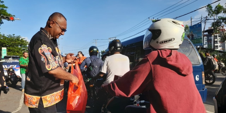 Maknai Bulan Suci Ramadan, Persekutuan Oikumene Jubilate Kejati Papua dan Kejari Jayapura, Lakukan Pembagian Takjil