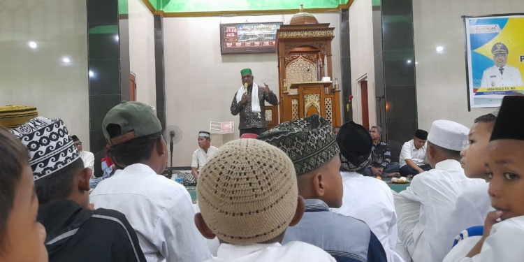 Abisai Rollo Hadiri Buka Puasa, di Masjid Nurul Anshar Dok 9 Inpres