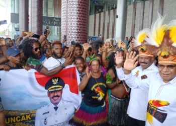 Tiba Di Nabire Bupati Terpilih Kabupaten Puncak Elvis Tabuni Dan Naftali Akawal Di Sambut Ratusan Masyarakat