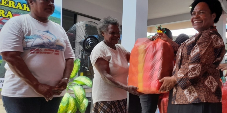 Abisai Rollo :  Dekranasda Kota Jayapura, Harus Mendorong Pengembangan Ekonomi Kreatif Yang Berbasis Kearifan Lokal