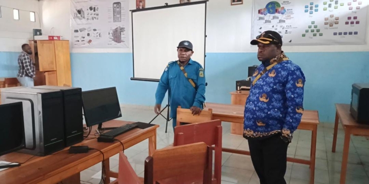 Bupati Yudas Tebai Kunjungi SMK NEGERI 1 Dogiyai, Tinjau Fasilitas, Sarana Pendidikan dan Dengar Aspirasi Guru