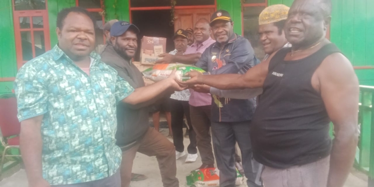 Pemerintah Melalui Dinsos Kabupaten Intanjaya Mulai Salurkan Bantuan Sembako Ke Masyarakat Yang Mengungsi