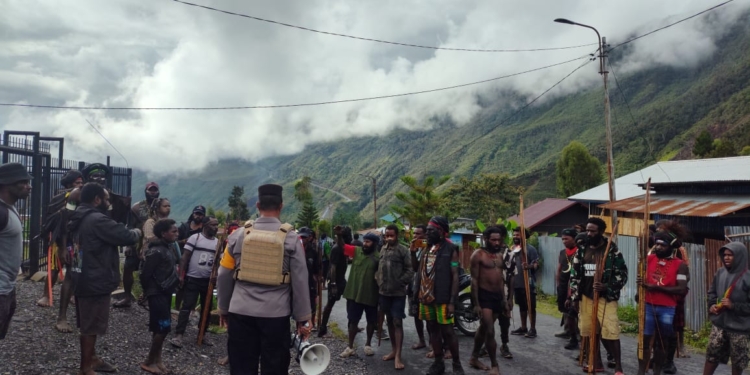 Polres Puncak Jaya Respon Aksi Saling Serang Antara Dua Massa Pendukung
