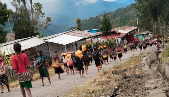 Bupati Aner Maisini : Hari Ini Akses Distrik Hitadipa Bisa Dilalui, Bantuan Sembako Mulai Di Salurkan