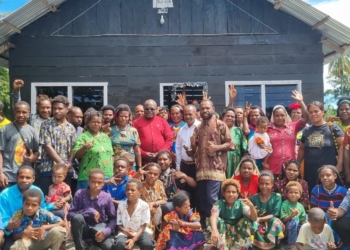 Gubernur Meki Nawipa Kunjungi Gereja GIDI Jemaat Antiokhia Nabarua Tempat Awal Perjuangannya Didoakan