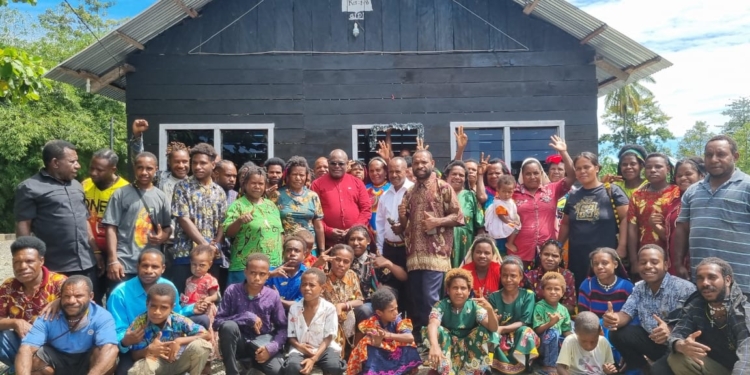 Gubernur Meki Nawipa Kunjungi Gereja GIDI Jemaat Antiokhia Nabarua Tempat Awal Perjuangannya Didoakan