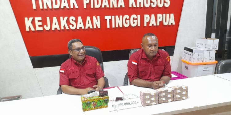 Penyidik Kejati Papua Sita Uang Tunai 300 Juta Dalam Pembangunan Sarpras Olahraga Aerosport di Mimika Tahun Anggaran 2021