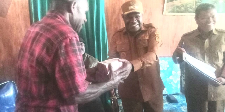 Bupati Dan Wakil Bupati Berikan Bantuan Dukung Pelaksanaan Perayaan Paskah Di Intanjaya